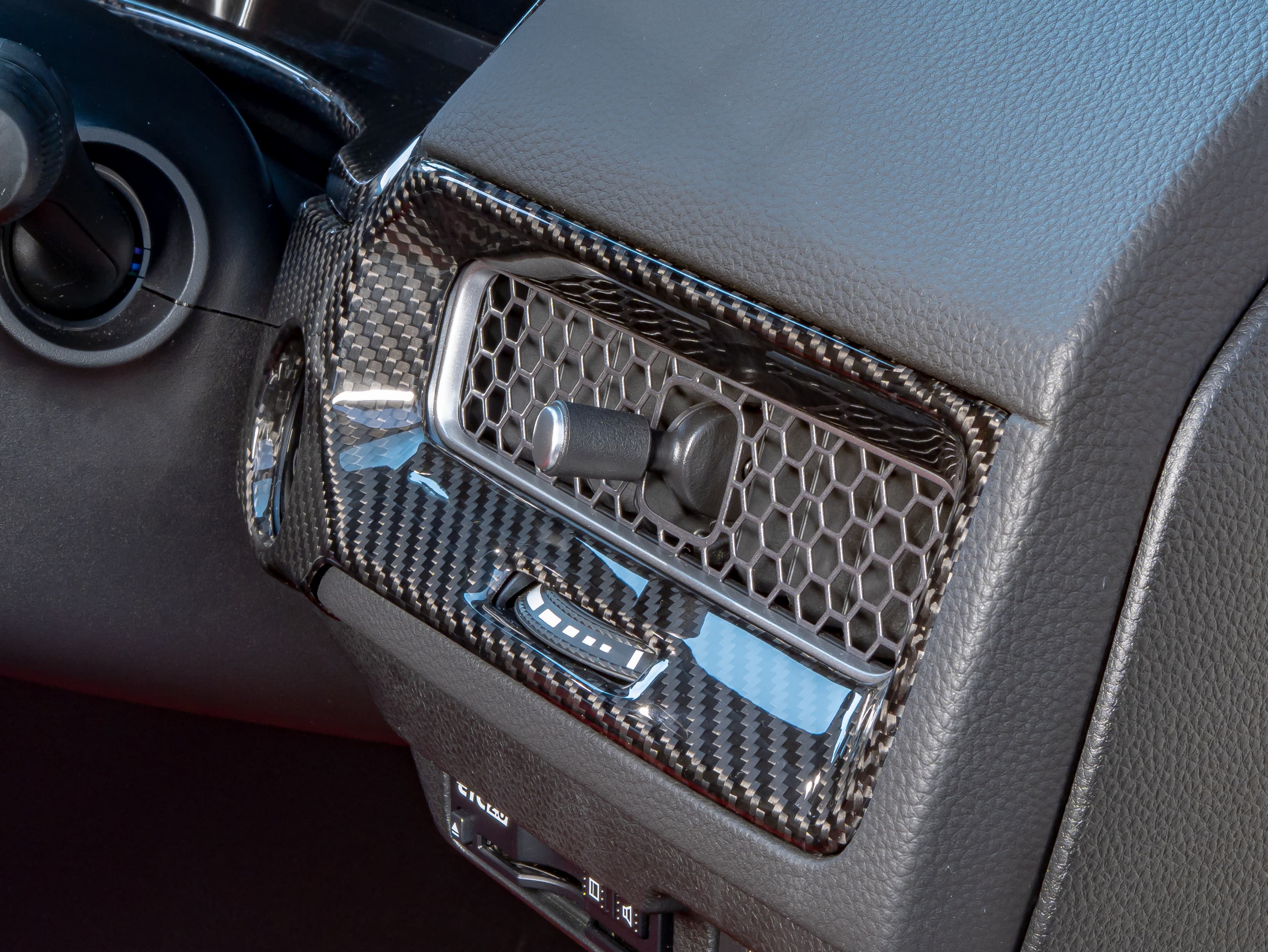 職人によるUV保護コーティングの塗布