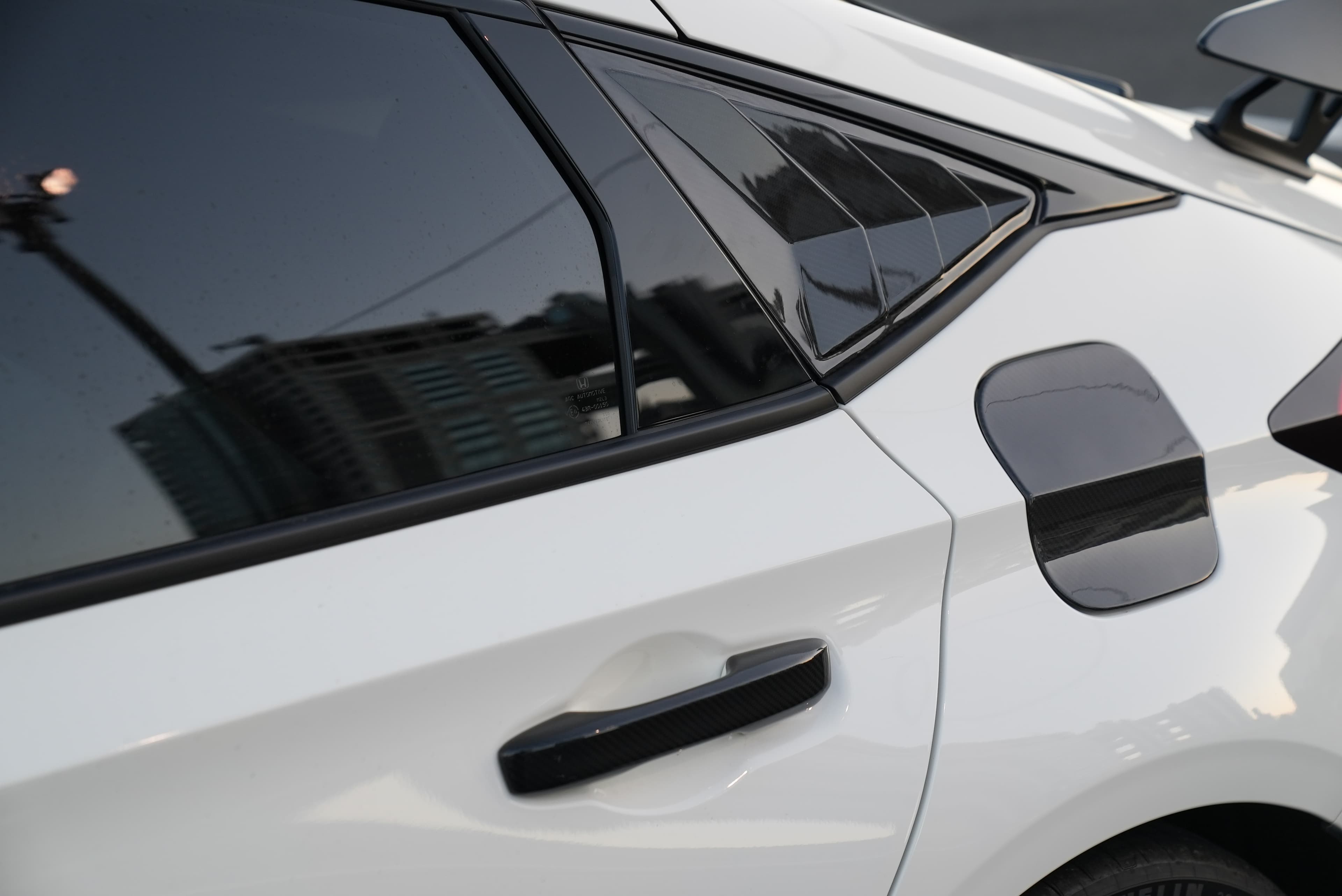 リアサイドウィンドウとカーボンルーバー