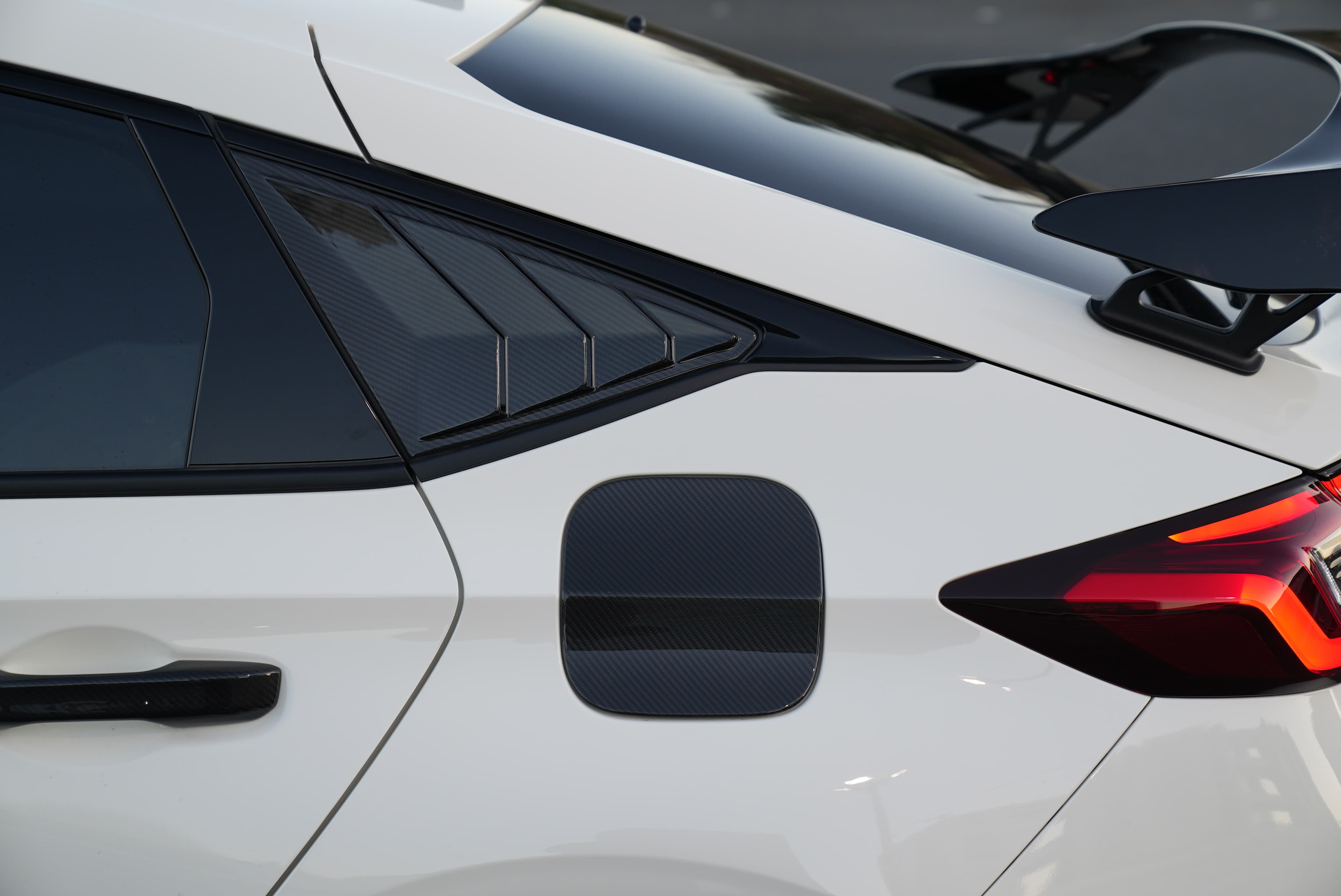 リアサイドカーボンパーツ